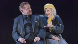 En kostymnisse och en pratglad filthattstant. På bilden Puntti Valtonen och Seela Sella. Foto från Yhtä matkaa på Nationalteatern.