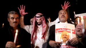 En demonstrant bar en mask som föreställde den saudiske kronprinsen Mohammed Bin Salman under en demonstration utanför Saudiarabiens konslulat i Istanbul i oktober 2018. En demonstrant bar en mask som föreställde den saudiske kronprinsen Mohammed Bin Salman under en demonstration utanför Saudiarabiens konslulat i Istanbul i oktober 2018.