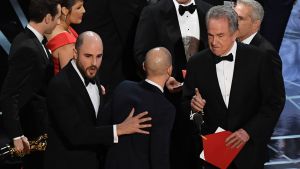 La La Land-producenten Jordan Horowitz (t.v.) firar med skådespelaren Warren Beatty (t.h.) efter att Beatty korade La la land till bästa film trots att Moonlight var vinnaren.