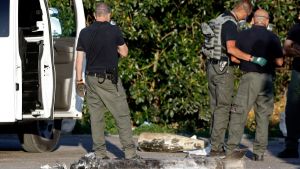 Ett israeliskt bombteam inspekterar resterna efter en palestinsk raket i kibbuzen Yad Mordechai i södra Israel på lördagen. Ett israeliskt bombteam inspekterar resterna efter en palestinsk raket i kibbuzen Yad Mordechai i södra Israel på lördagen.