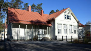 Daghemmet Petter finns mitt i Virkby, ett kort stenkast från Virkby skola och ett lite längre stenkast från Källhagens skola Ett vitt trähus med rött plåttak.