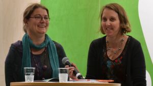 Annika Sandelin och Karoliina Pertamo har samarbetat tidigare, bl.a. med bilderboken ”Potatisens dröm” (2016) och ”Råttan Bettan och masken Baudelaire” (2013). Karoliina Pertamo och Annika Sandelin.