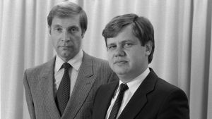 Bill och Bull: Pär Stenbäck och Christoffer Taxell följdes åt i politiken. Stenbäck efterträddes av Taxell som ordförande både i SU och SFP. Pär Stenbäck & Christoffer Taxell poserar tillsammans i slutet av 70-talet.
