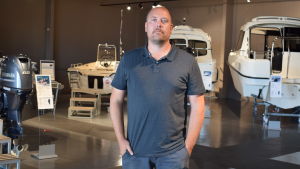 Ben Lindström hoppas att utvecklingen går fort för elmotorer inom båtbranschen. Ben Lindström i en båthall.