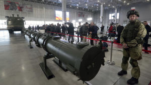 En rysk soldat står bredvid en missil av typen 9M729. Den ryska missiltypen 9M729.