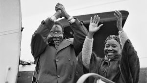 Robert Mugabe gifte sig med Sally Hayfron 1961. Här i Finland 24 september 1981. Robert Mugabe med sin första fru Sally Mugabe. De avslutar sitt besök i Finland 24 september 1981.