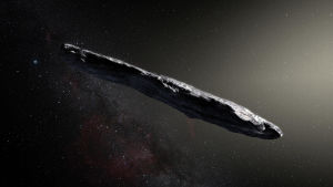 Havaintojen mukaan Oumuamua on noin 400 metriä pitkä ja hyvin ohut hyvin tummapintainen puikula. Näin hyviä kuvia ei siitä ole saatu, vaan taiteilja on tehnyt piirroksen pyörimistietojen ja tutkahavaintojen mukaan. gb00234 vaikuttaa päinvastoin paljon valoa heijastavalta kappaleelta. Niinpä se voisi olla komeetta. komeetta taiteilijan kuvaamana