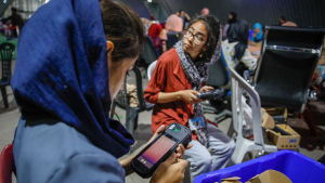 Två afghanska kvinnor som arbetar som valfunktionärer granskar biometriska apparater som används i det afghanska presidentvalet i slutet av september 2019. Två afghanska kvinnor som arbetar som valfunktionärer granskar biometriska apparater som används i det afghanska presidentvalet i slutet av september 2019