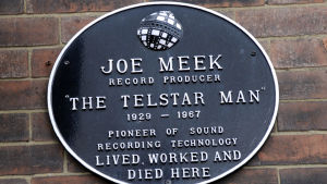 Minnesplatta över Joe Meek på väggen av huset där han bodde och begick sitt brott. Den här minnesplattan med sin svarta bakgrund har hängts upp av någon privatperson. "Officiella" minnesplattor i London har blå bakgrund och beviljas av organisationen British Heritage Minnesplatta för Joe Meek
