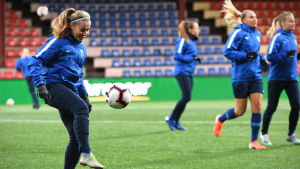 Heidi Kollanen är i landslaget för att stanna. Heidi Kollanen trixar med bollen på Sandvikens fotbollsstadion i Vasa.