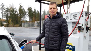 Leif Åkers tankar sin biogasbil som han kört i fem år. Äldre man tankar biogasbil.