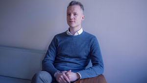 Det finns en föreställning om att ofrivillig tidig utlösning drabbar främst unga pojkar och växer bort med tiden. Det här stämmer inte, säger psykologen Daniel Ventus. Psykologen Daniel Ventus sitter i en soffa med blicken mot kameran.