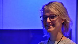 Projektkoordinator Outi Jaskari. Outi Jaskari vid ett arbetsrum med antibakteriell belysning