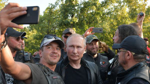 Putin låter sig fotograferas med motorcyklister i Sevastopol på den omtvistade Krimhalvön, augusti 2020 Mies ottaa itsestään ja Vladimir Putinista kuvaa Applen kännykällä.