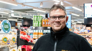Mathias Matsinen är glad över att kunderna har varit så välkomnande. Men köpcentret skulle kunna göras mer trivsamt, tycker han. Man tittar in i kameran, en mataffär syns i bakgrunden