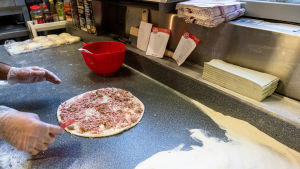 Invandrare med företagarambitioner har inte så många branscher att välja på. Pizzabakning på gång.