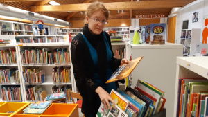 Barnbibliotekarie Rebecka Asikainen reder upp i barnavdelningen. Barnbibliotekarie Rebecka Asikainen i ordnar böcker i Ekenäs bibliotek.