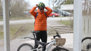 Piia Tamminen jobbar som flygvärdinna, så distansjobb går inte. kvinna sätter på sig cykelhjälm