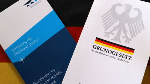 Den tyska grundlagen och delstaten Bayerns författning sida vid sida. Två böcker med den tyska grundlagen och delstaten Bayerns författning