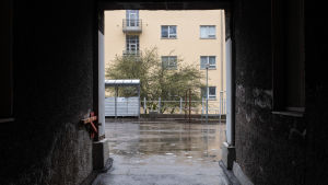 Utsikten från portgången till innergården. Utsikt från ingången till innergården. Vallgård, Helsinfors 11.5.