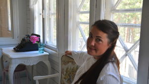 Villaentusiasten Anna Wichman köpte gamla Ljungbo för 12 000 euro. Kvinna på veranda