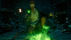 Gustaf Skarsgård beskriver sig själv som en fantasynörd och berättar att han upptäckte genren som barn då hans föräldrar läste högt åt honom ur "Sagan om ringen". På bilden syns Gustaf Skarsgård i rollen som trollkarlen Merlin. Här står han knäböjd i ett mörkt rum med sin käpp bredvid sig och framför honom syns grön rök.