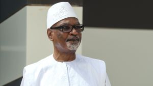 Malis president Boubacar Keïta anklagas för korruption och vanstyre. Ibrahim Boubacar Keita i vit tunika och hatt.
