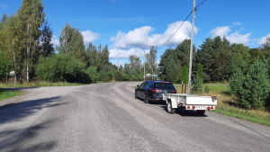 Och så här såg det ut måndagen den 14 september där man ännu inte asfalterat. En bil kö rpå den gamla asfalten på Täktervägen i Ingå.