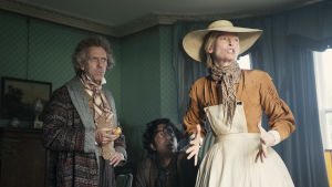 Hugh Laurie, Dev Patel och Tilda Swinton. På bilden syns skådespelarna Hugh Laurie, Dev Patel och Tilda Swinton i en scen från den nya David Copperfield-filmen.