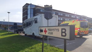 Samjouren i Lojo sjukhus finns vid ingång B. En ambulans kör förbi en skylt där det står jour.