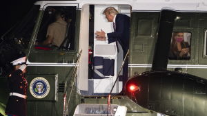 Hicks och Trump återvänder till Washington i helikoptern Marine One efter ett besök på den amerikanska västkusten 14 september. Donald Trump och Hope Hicks ombord på presidenthelikoptern Marine One.