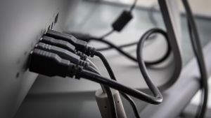 Ur laglig synpunkt är det ingen skillnad om du har fast eller mobilt bredband, bara det uppfyller hastighetskraven. Ledningar från en dators USB-portar.