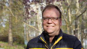 Författaren, skådespelaren och chauffören Benjamin Laustiola är en viktig länk i matutdelningen. Han är känd som taxichaufför Lindgren i tidningen Volt och för sina deckarromaner i Helsingforsmiljö Benjamin Laustiola i park