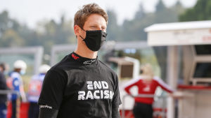 Romain Grosjean med F1-seriens "End racism"-tröja på sig. Det är ett budskap som mongoliska myndigheter nu anser att är skenheligt. Romain Grosjean med en "End racism"-tröja på.