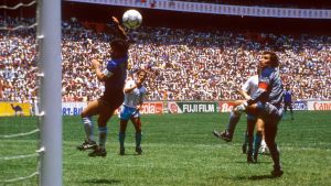 "Guds hand" gav Argentina ledningen med 1–0 mot England i VM-kvartsfinalen 1986. "Guds hand" gav Argentina ledningen med 1–0 mot England i VM-kvartsfinalen 1986.