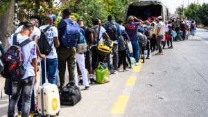 I början av oktober kunde ungefär 850 flyktingar lämna Lesbos efter att ha beviljats fri rörlighet på fastlandet. Här köar en del till bussar utanför lägret i Kara Tepe för att ta sig till hamnen. Flyktingar som köar till en buss på Lesbos