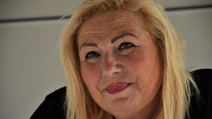 Sandra Vassallo sköter försäljningen av förfriskningar i samband med föreställningarna. Sandra Vassallo sköter försäljningen av förfriskningar i samband med cirkusföreställningarna.