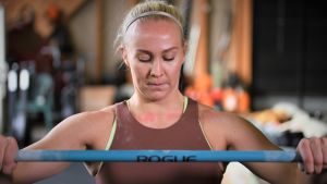 Jag förstod hur stor betydelse det mentala har för det fysiska välmåendet, säger crossfittaren Stefanie Hagelstam. Stefanie Hagelstam tränar i sitt hemmagym.