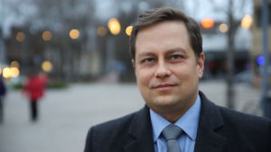 Riksdagsledamot Vilhelm Junnila är för stamvårdande vargjakt. Profilbild på Vilhelm Junnila.