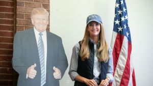 Kelly Loeffler har liksom partikollegan David Perdue starkt allierat sig med Donald Trump under kampanjen. Republikanska senatorn Kelly Loeffler står bredvid pappfigur av Donald Trump.