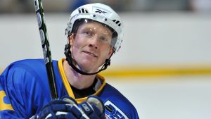Niklas Hede avslutade sin spelarkarriär 2010. Niklas Hede tackar publiken i sin avskedsmatch.