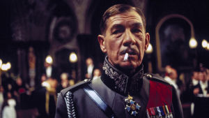 Ian McKellen Richard III:n roolissa 1930-luvun uniformussa samannimisessä elokuvassa (1995).