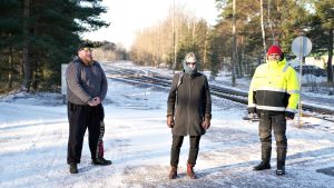 Tony Särs, Birgitta Gran och Tom Rönnblad trotsade kylan för att diskutera trafikfrågor. Tre personer vid järnvägsspår