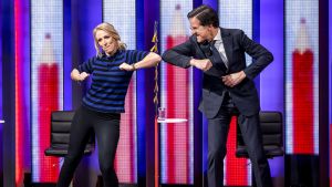 Rutte med Socialistiska partiets ledare Lilian Marijnissen, under inspelningen av en särskild sändning av NOS Jeugdjournaal i Hilversum 13.3.2021. Lilian Marijnissen och Mark Rutte