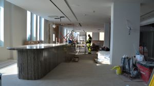 Både Borgåbor och hotellgäster ska kunna samlas vid bardisken. Fastighet som är under renovering.