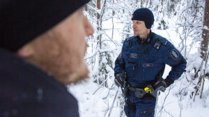 Kimmo Örn förstår att vargen orsakar hätsk stämning, men han vill att invånarna ändå ska lita på honom. Kimmo Örn från Vargpatrullen. I förgrunden skymtar också Tobias Peura.