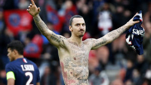 PSG:n Zlatan Ibrahimovic tuulettaa maalia.