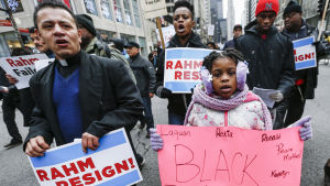 Black lives matter! står det på den unga tjejens skylt. Demonstration i Chicago 24.12.2015 mot polisvåld mot svarta.