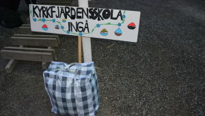 Kyrkfjärdens skolas skylt ska också med. En skylt där det står Kyrkfjärdens skola