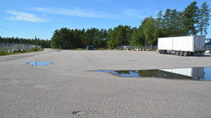 Bilplanerna på Hangö Östra Industriområde står nu mestadels öde. Parkering för långtradare i Hangö.